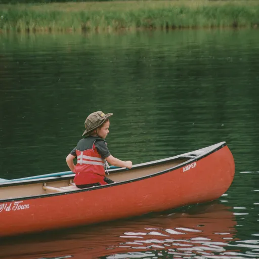 Canoë en famille sur une rivière en France : guide pratique pour une première descente réussie
