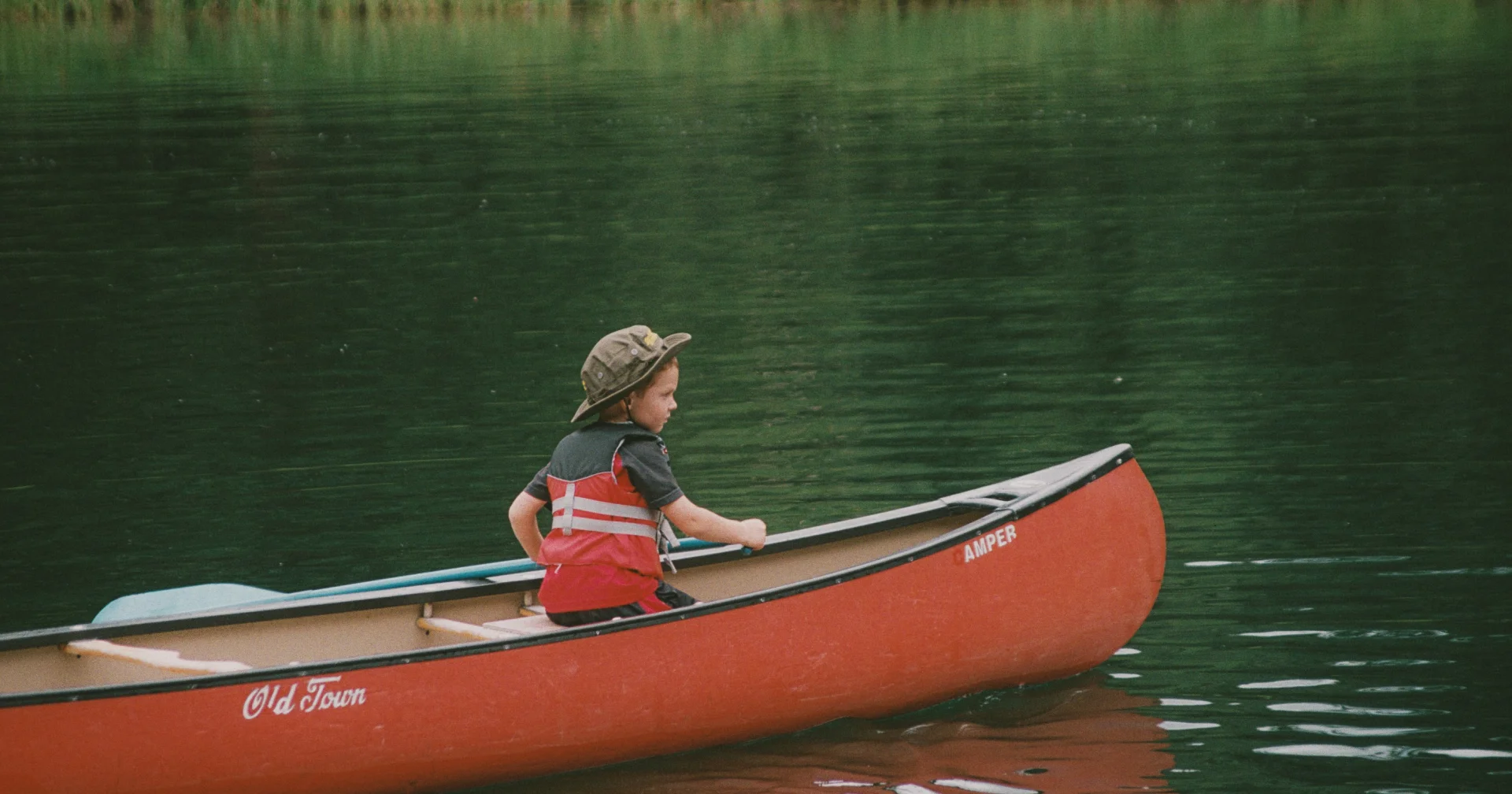Canoë en famille sur une rivière en France : guide pratique pour une première descente réussie