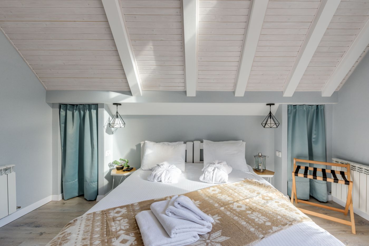 Chambre familiale mansard&eacute;e et lumineuse dans un h&ocirc;tel en France