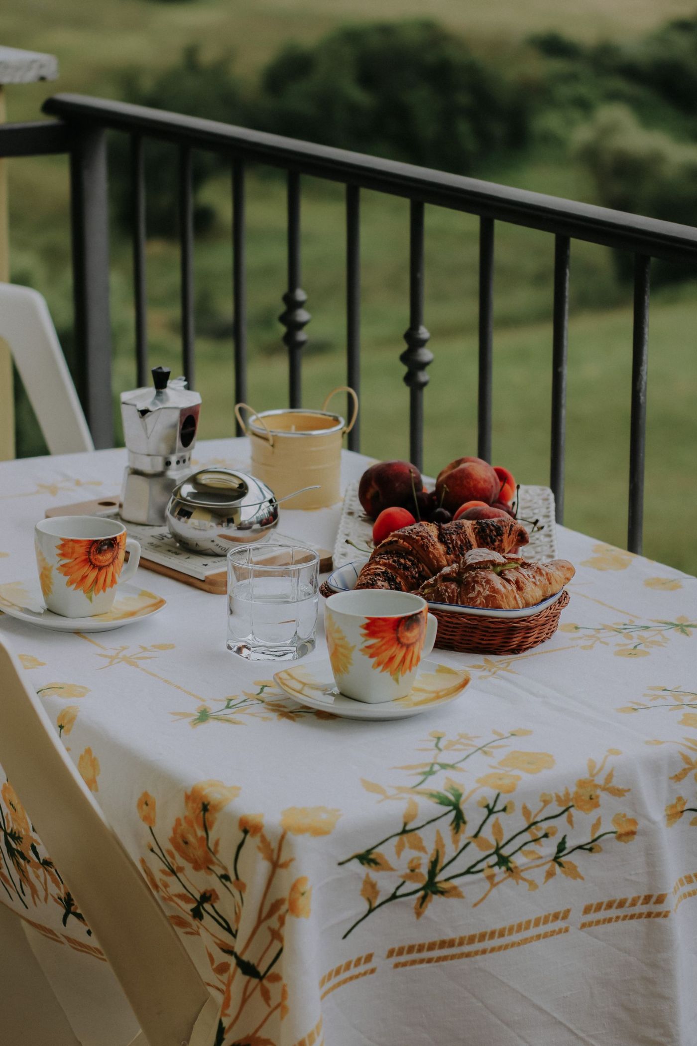 Petit d&eacute;jeuner servi en terrasse dans un h&eacute;bergement familial