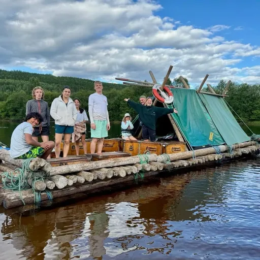Descendre une rivière en radeau en Suède : l’aventure familiale XXL