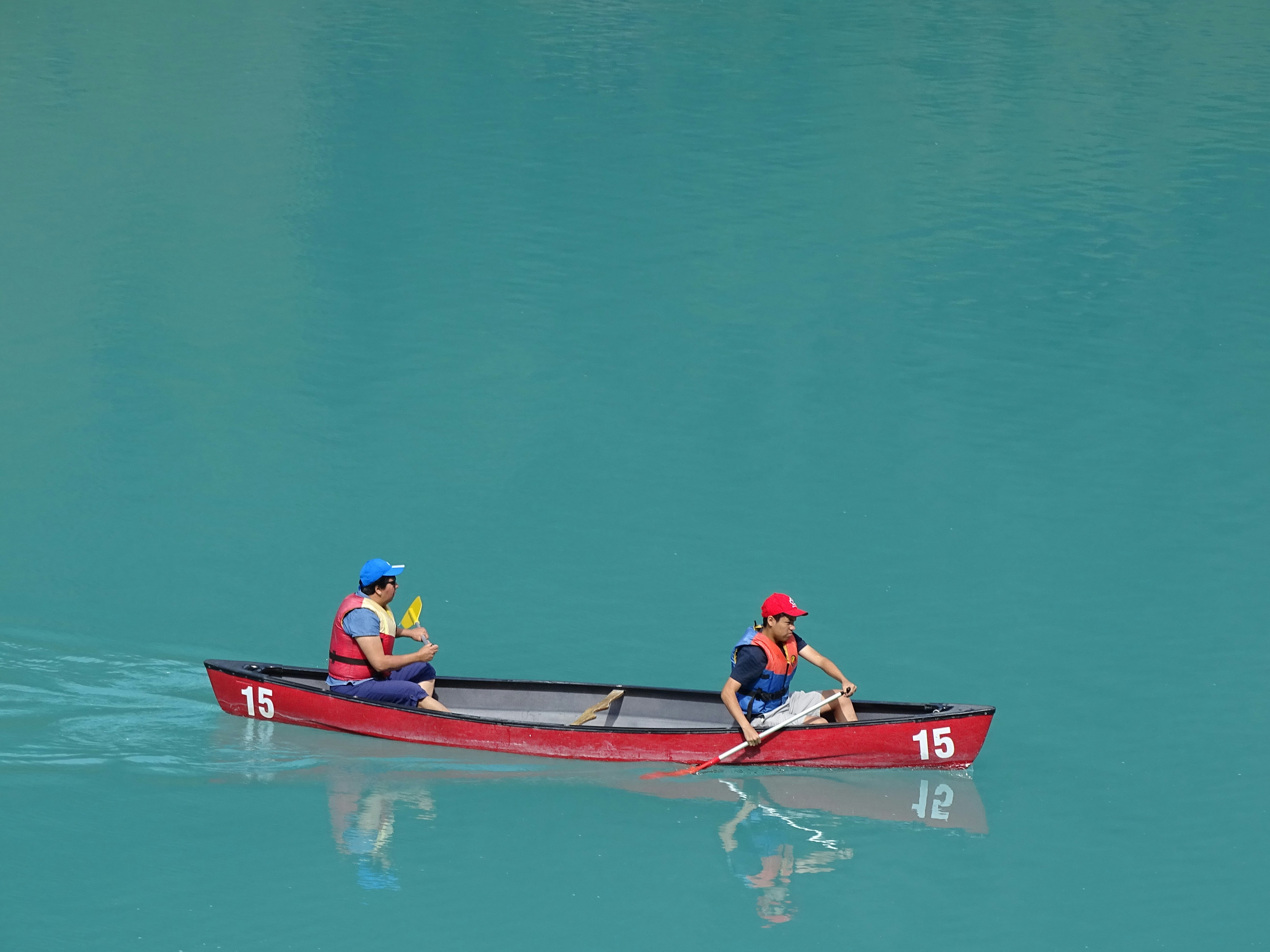 Canoë en famille sur une rivière française Famille en canoë sur une rivière française