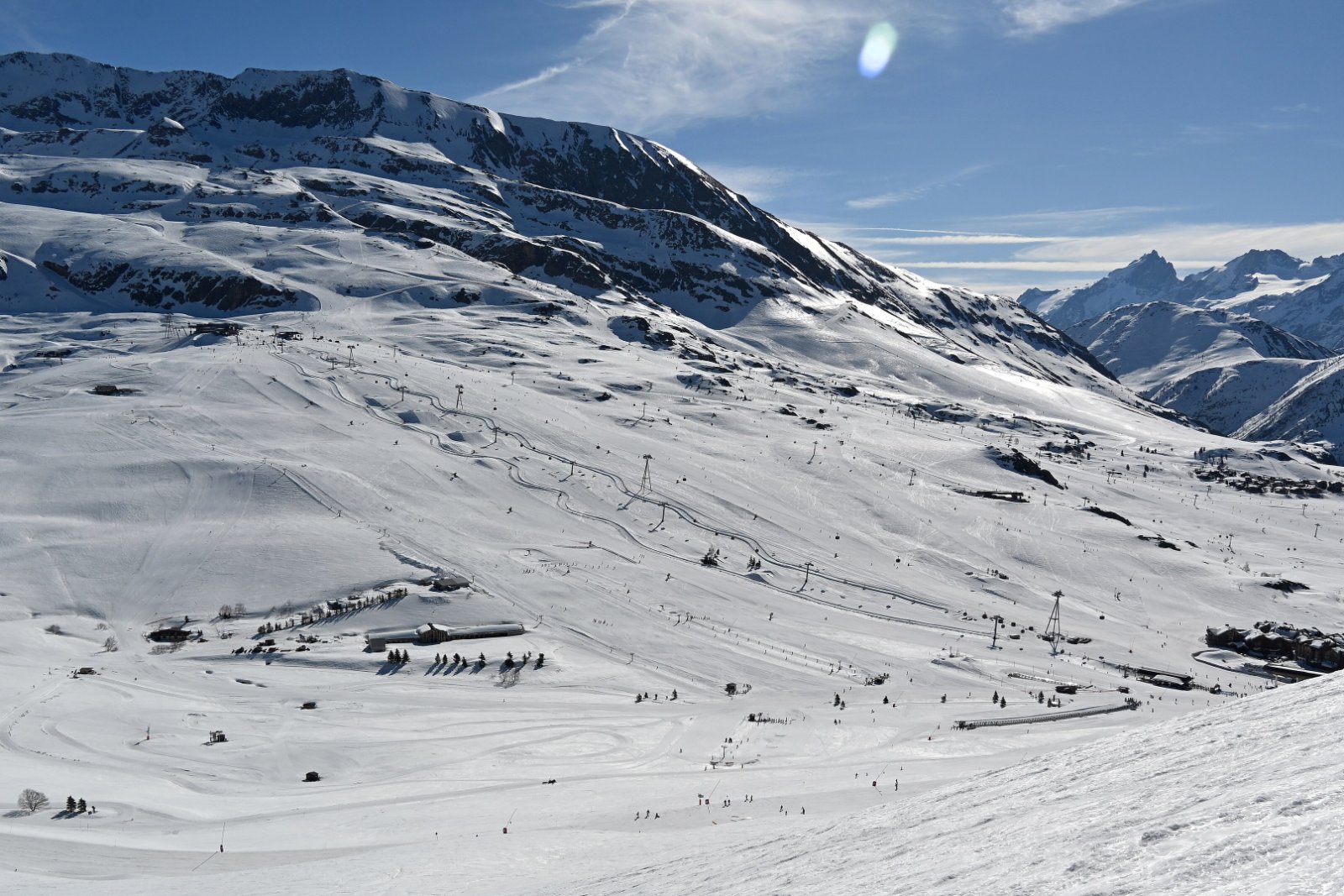 Photo : DimiTalen, CC0, Wikimedia Commons Les larges pistes du secteur des Jeux à l'Alpe d'Huez