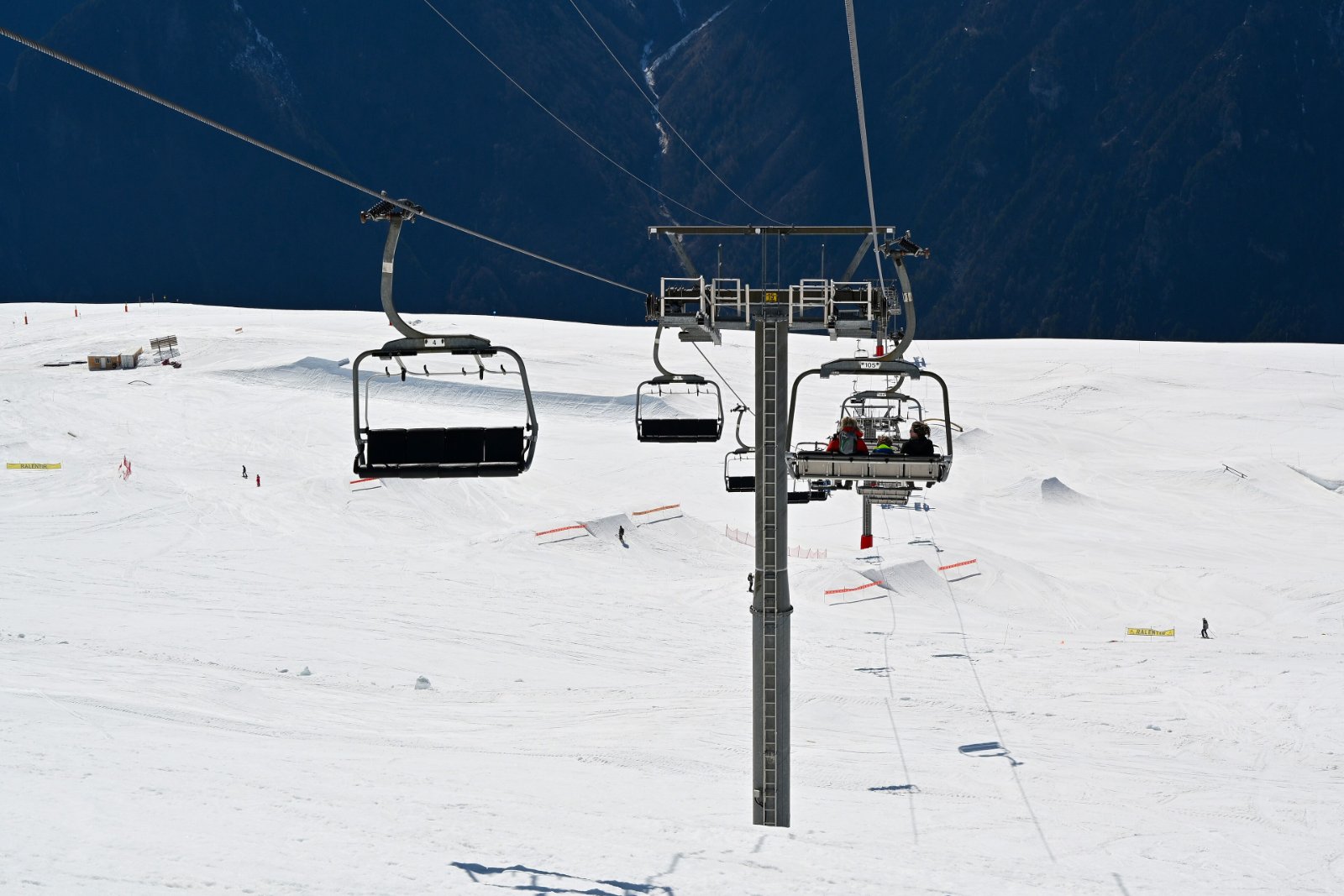 Photo : DimiTalen, CC0, Wikimedia Commons Le télésiège du Villarais, entre l'Alpe d'Huez et Villard-Reculas