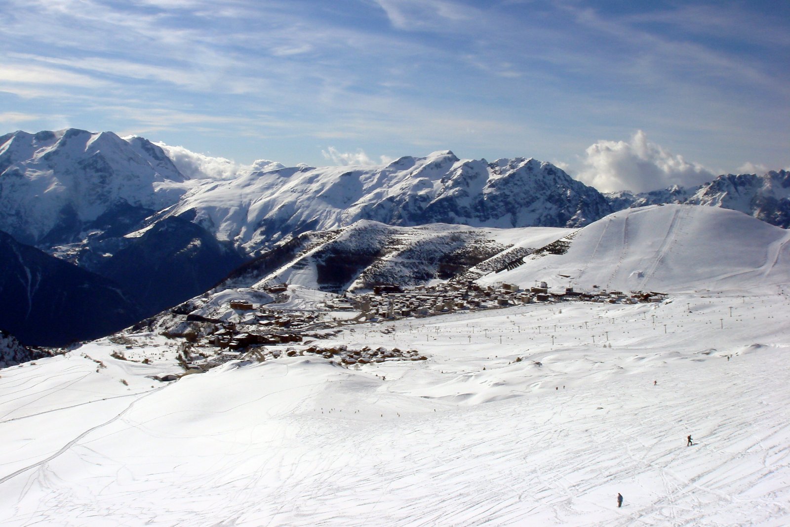Photo : Marcin Floryan, CC BY-SA 3.0, Wikimedia Commons La station de l'Alpe d'Huez et ses pistes vues depuis la mine de l'Herpie