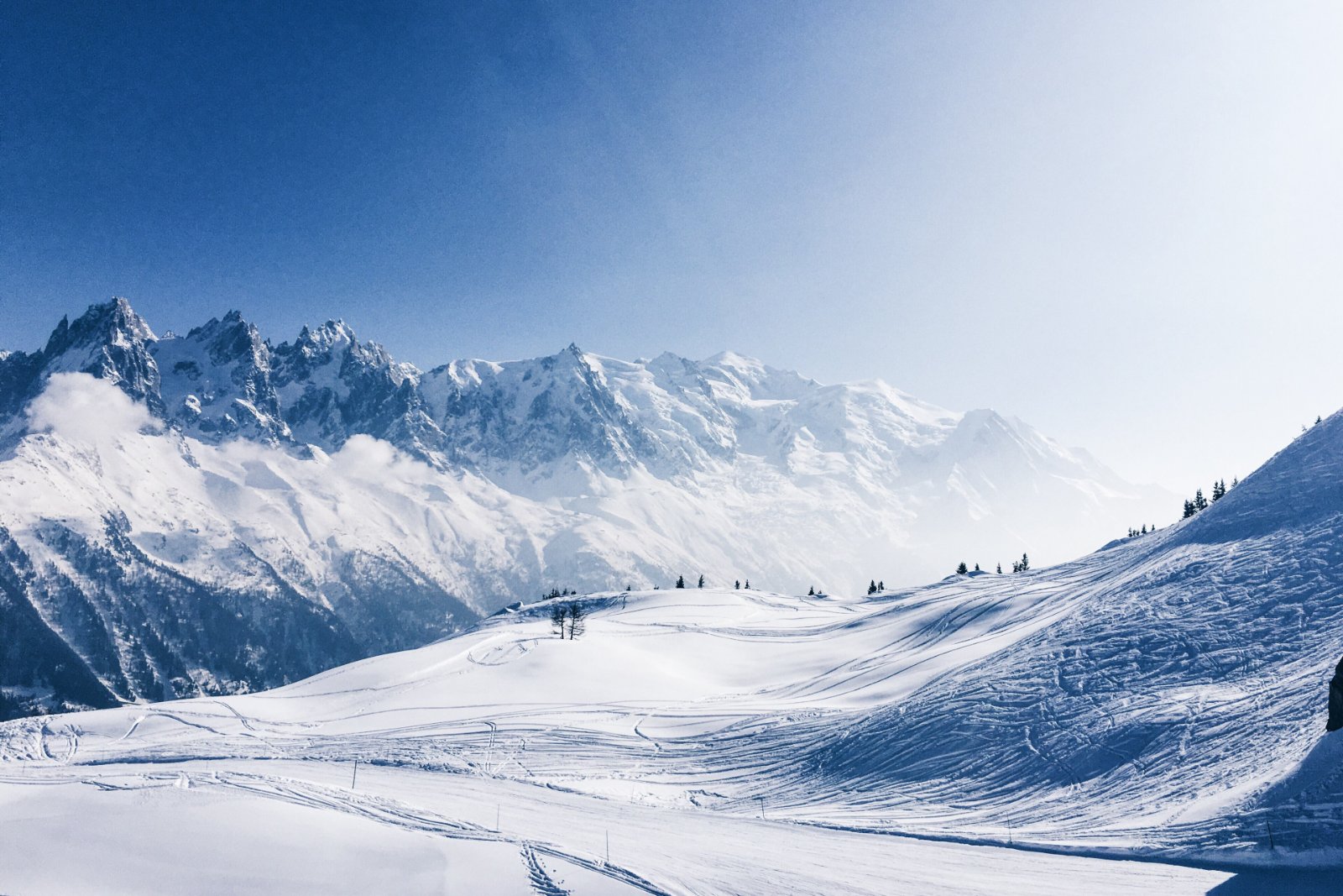 Photo : Chris Biron biron, CC0, Wikimedia Commons Pentes enneigées douces au-dessus de Chamonix, face aux aiguilles du massif