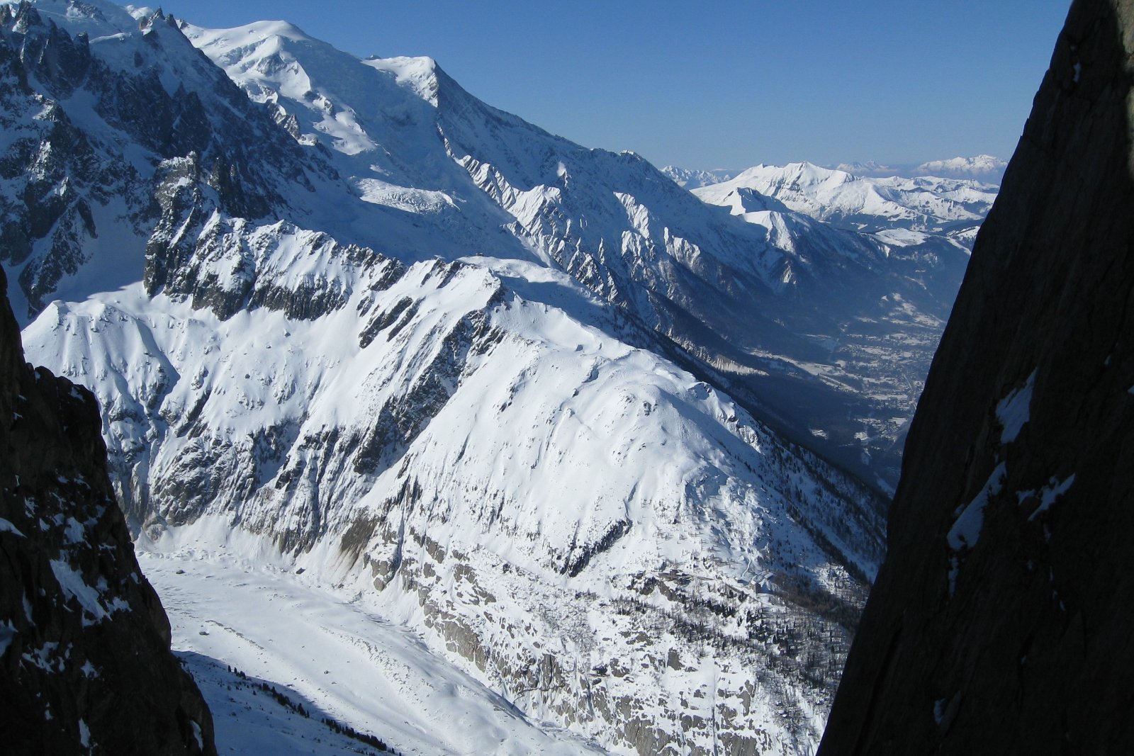 Photo : arnepetter, CC BY-SA 3.0, Wikimedia Commons La vallée de Chamonix et le massif du Mont-Blanc enneigés, vus depuis les Grands Montets