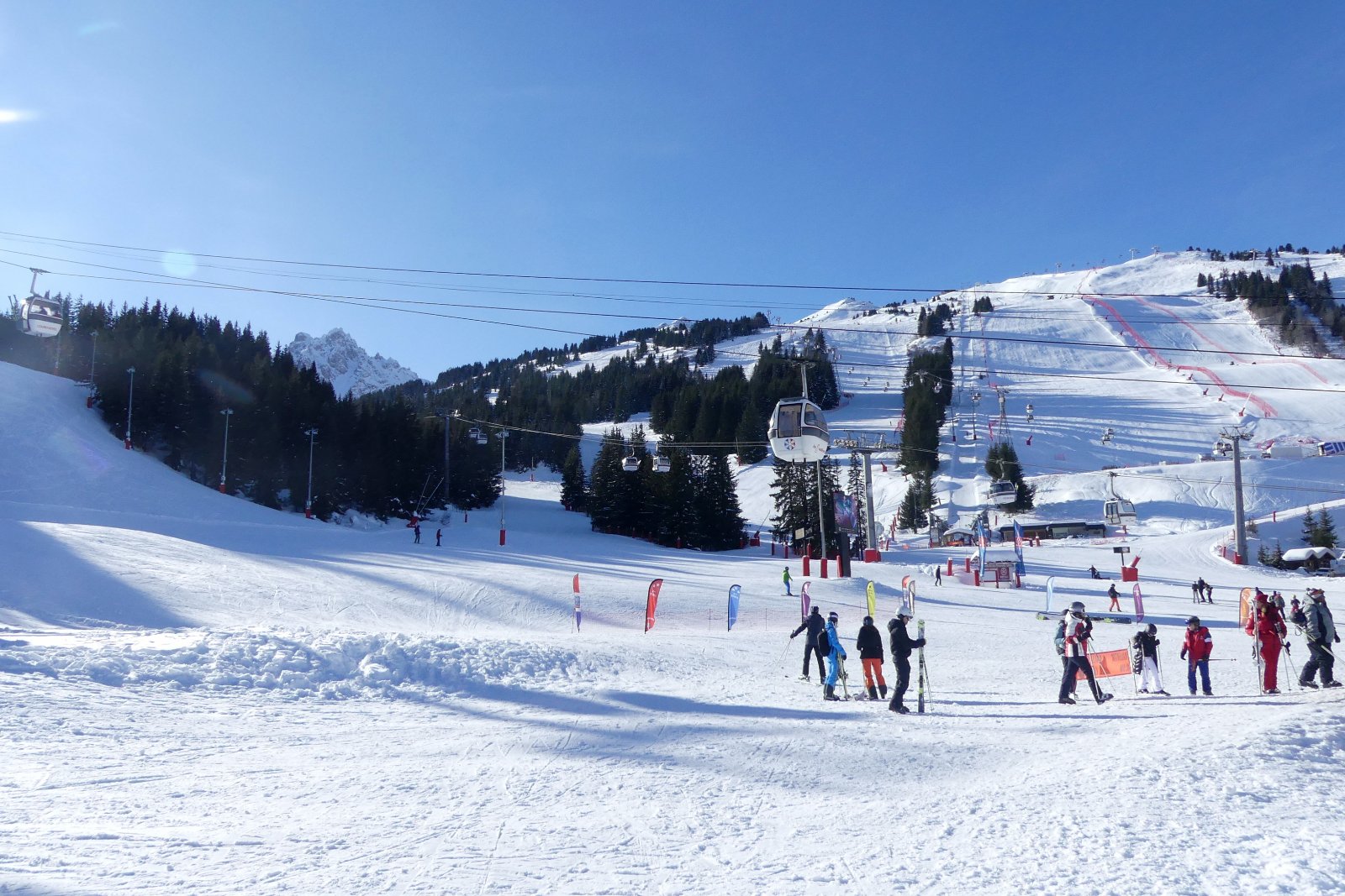 Le front de neige de Courchevel 1850, skieurs et d&eacute;butants au pied des pistes