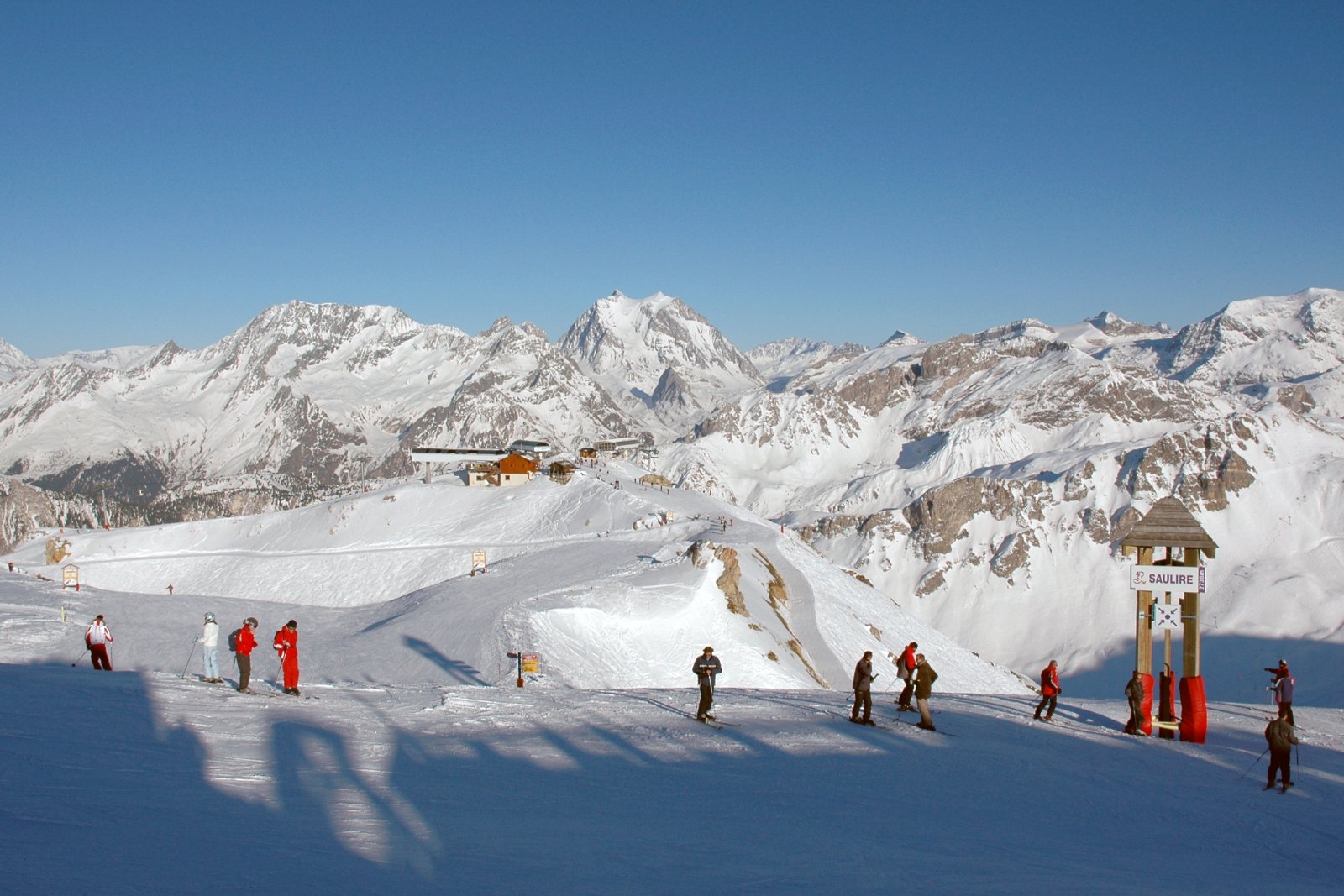 Skieurs au sommet de la Saulire, au-dessus de Courchevel, face aux sommets de Vanoise