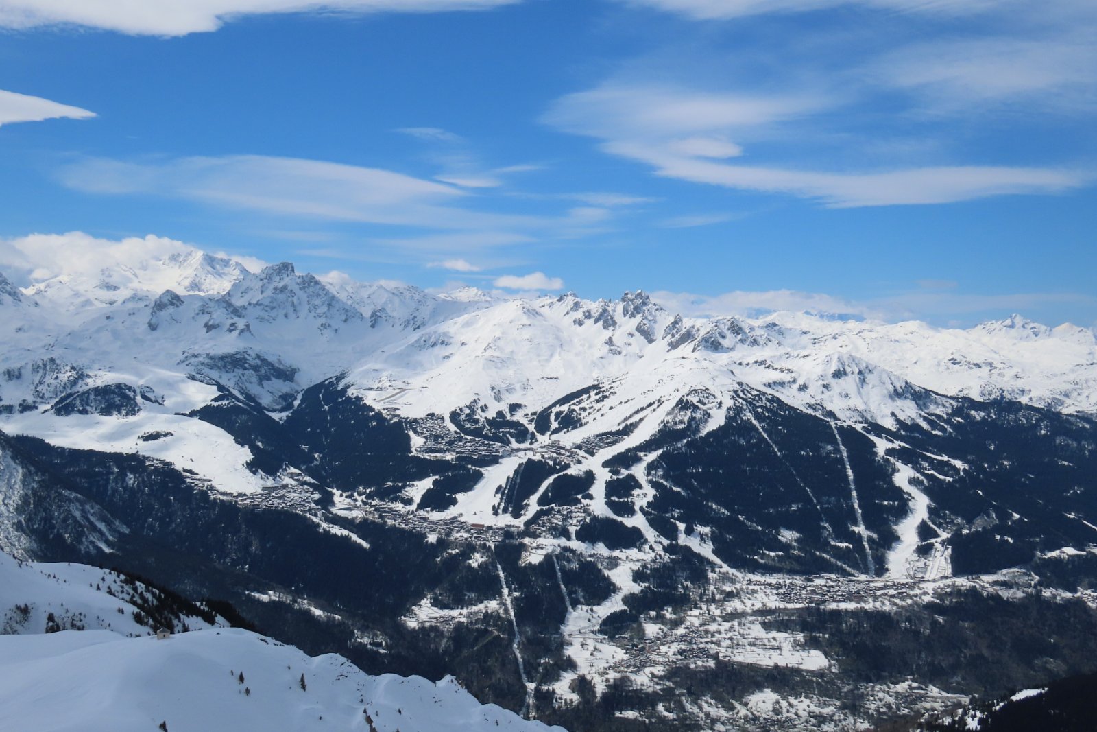 La vall&eacute;e de Courchevel et ses pistes vues depuis la piste du Bozelet