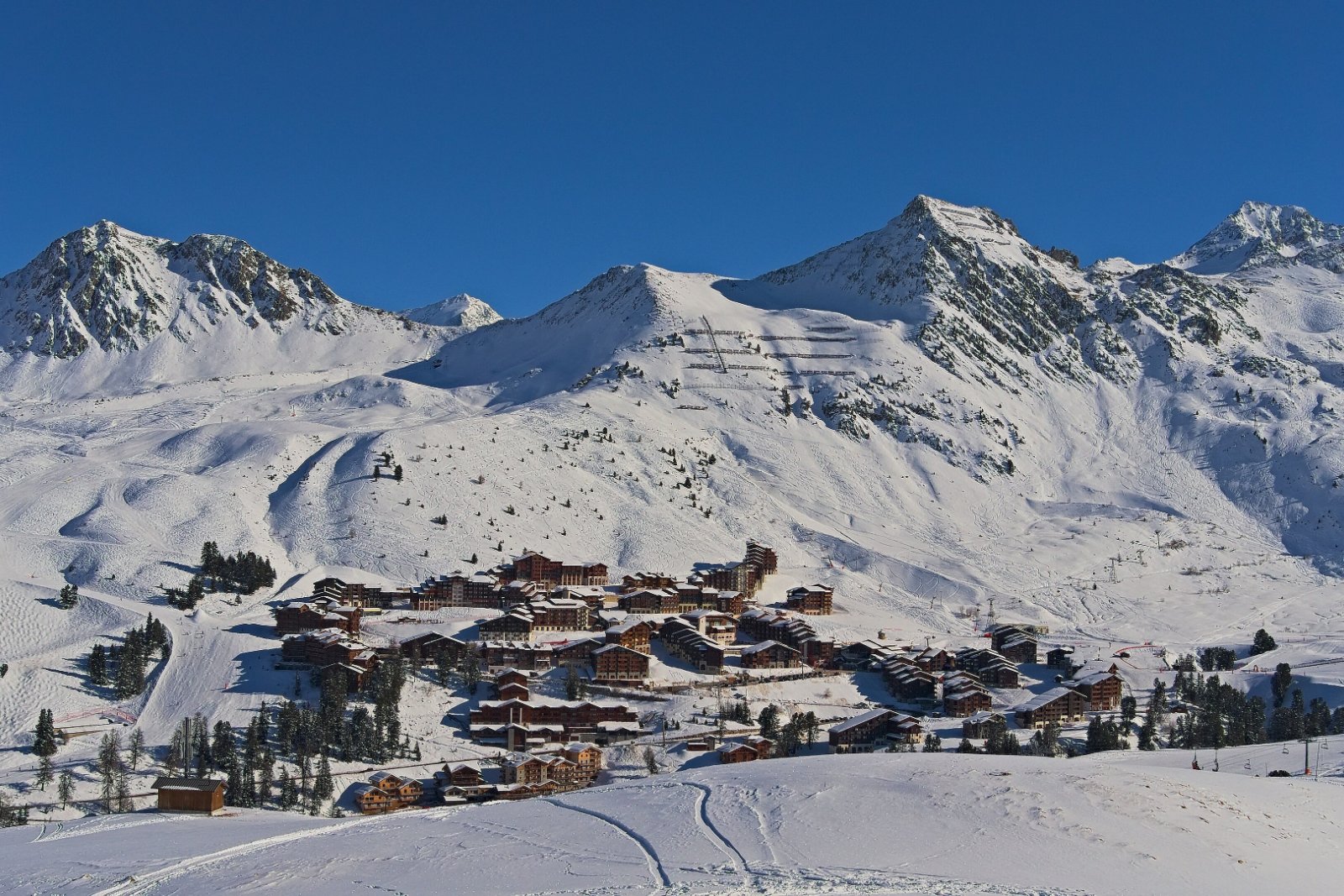 Belle Plagne au pied des pistes, sous les sommets enneig&eacute;s