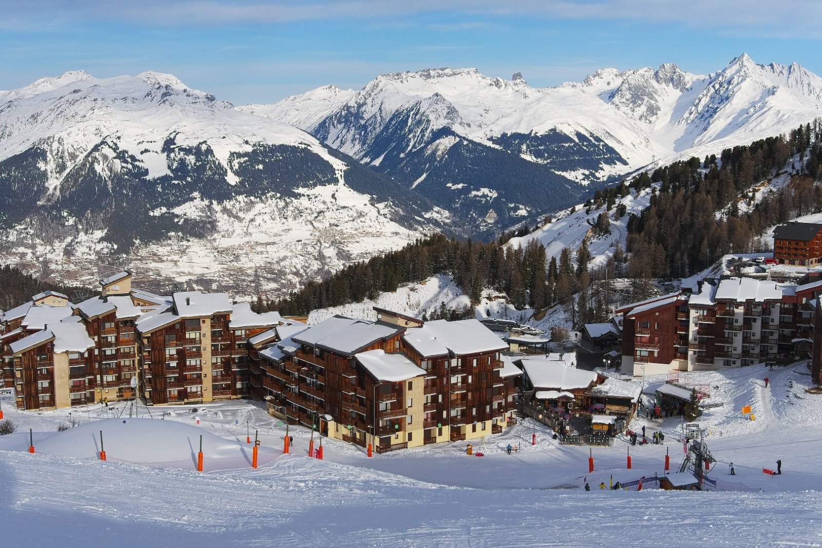 Les chalets de Plagne Villages au bord des pistes, face &agrave; la vall&eacute;e