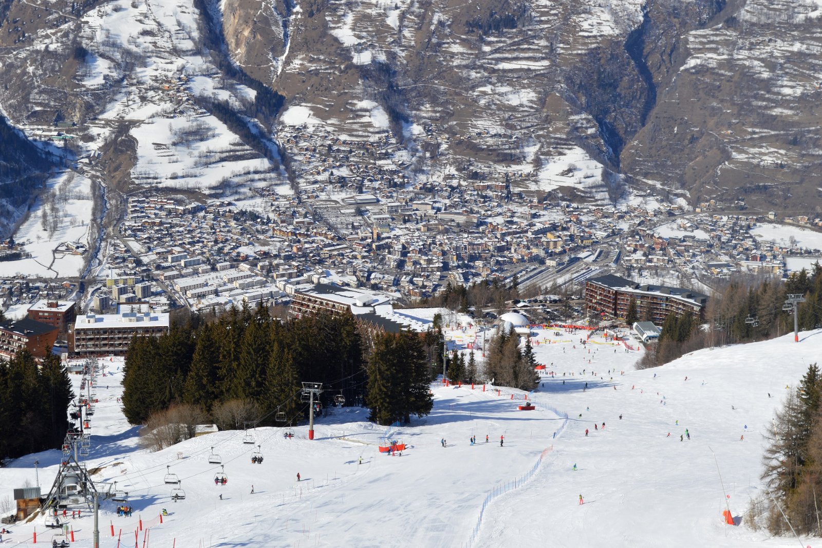 Photo : DimiTalen, CC0, Wikimedia Commons Les pistes d'Arc 1600 au-dessus de Bourg-Saint-Maurice, en hiver