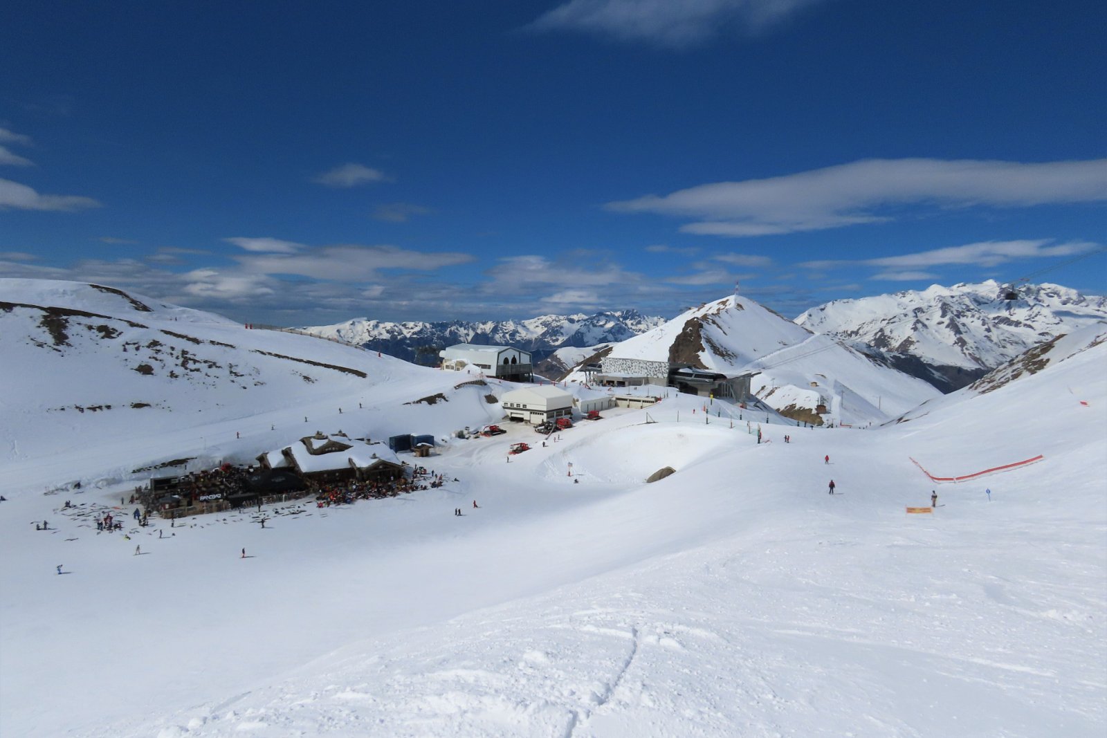 Le col des Gourses et ses pistes enneig&eacute;es, sur le domaine des Deux Alpes