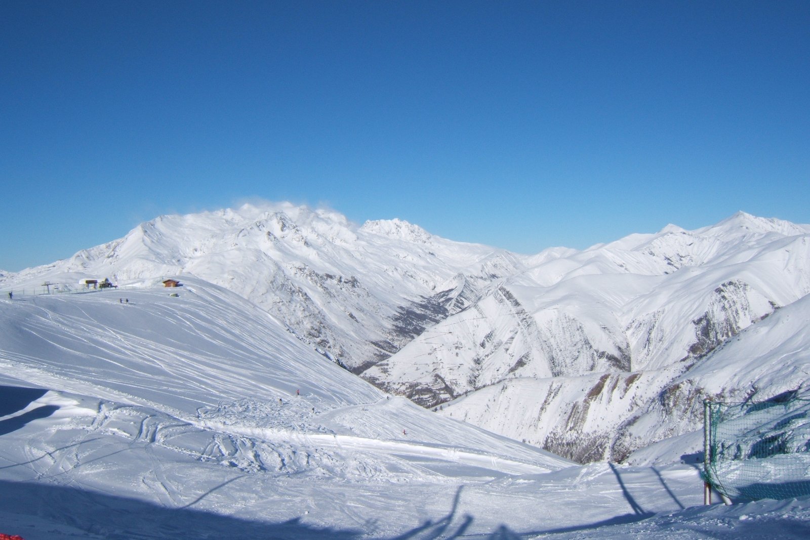 Les pistes du haut du domaine des Deux Alpes, face aux sommets enneig&eacute;s