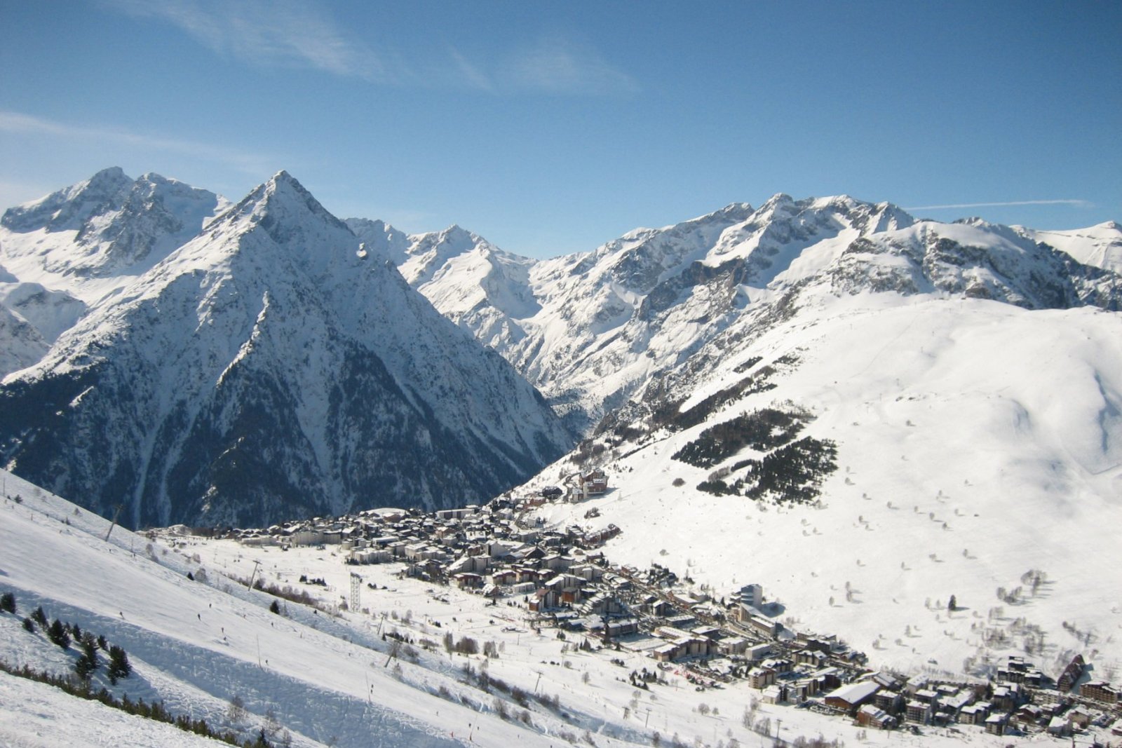 La station des Deux Alpes sur son plateau enneig&eacute;, sous les sommets de l'Oisans
