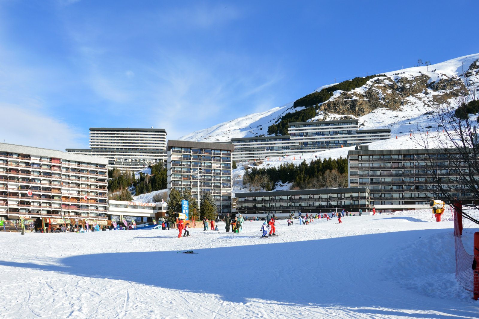 Photo : DimiTalen, CC0, Wikimedia Commons Le front de neige de La Croisette aux Menuires, au pied des immeubles de la station
