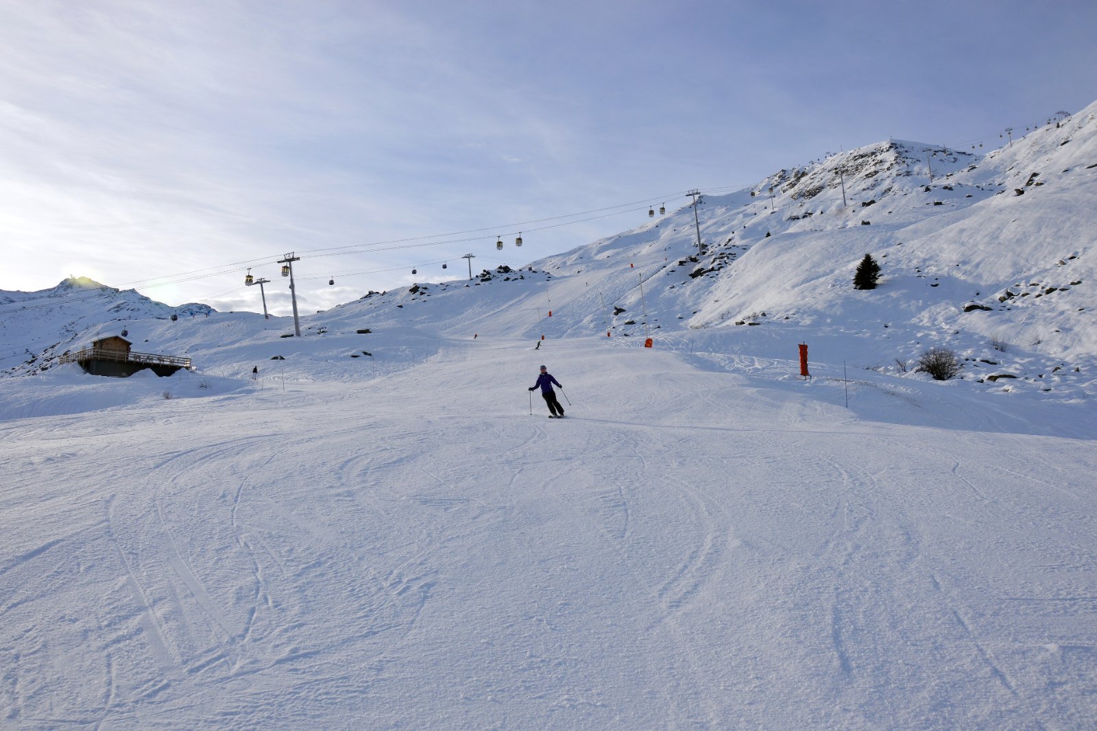 Photo : DimiTalen, CC0, Wikimedia Commons Un skieur sur la piste du Vallon, aux Menuires