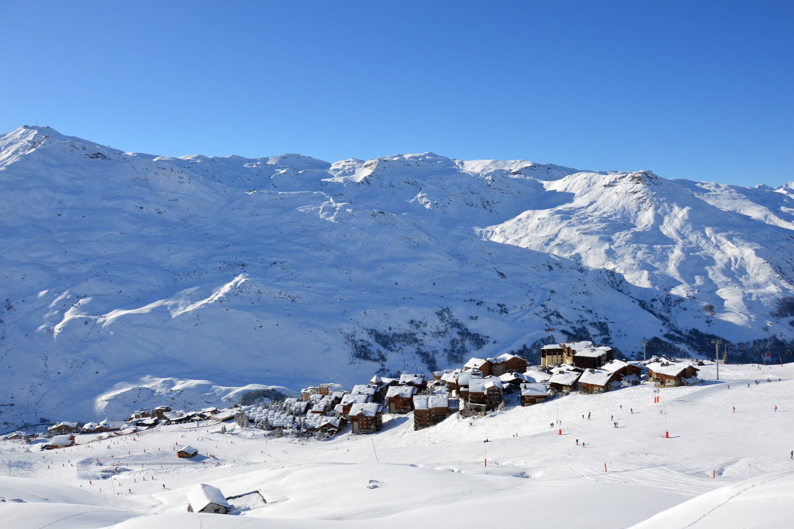 Photo : DimiTalen, CC0, Wikimedia Commons Les quartiers de Reberty et des Bruyères aux Menuires, vus depuis la piste des Pâturages