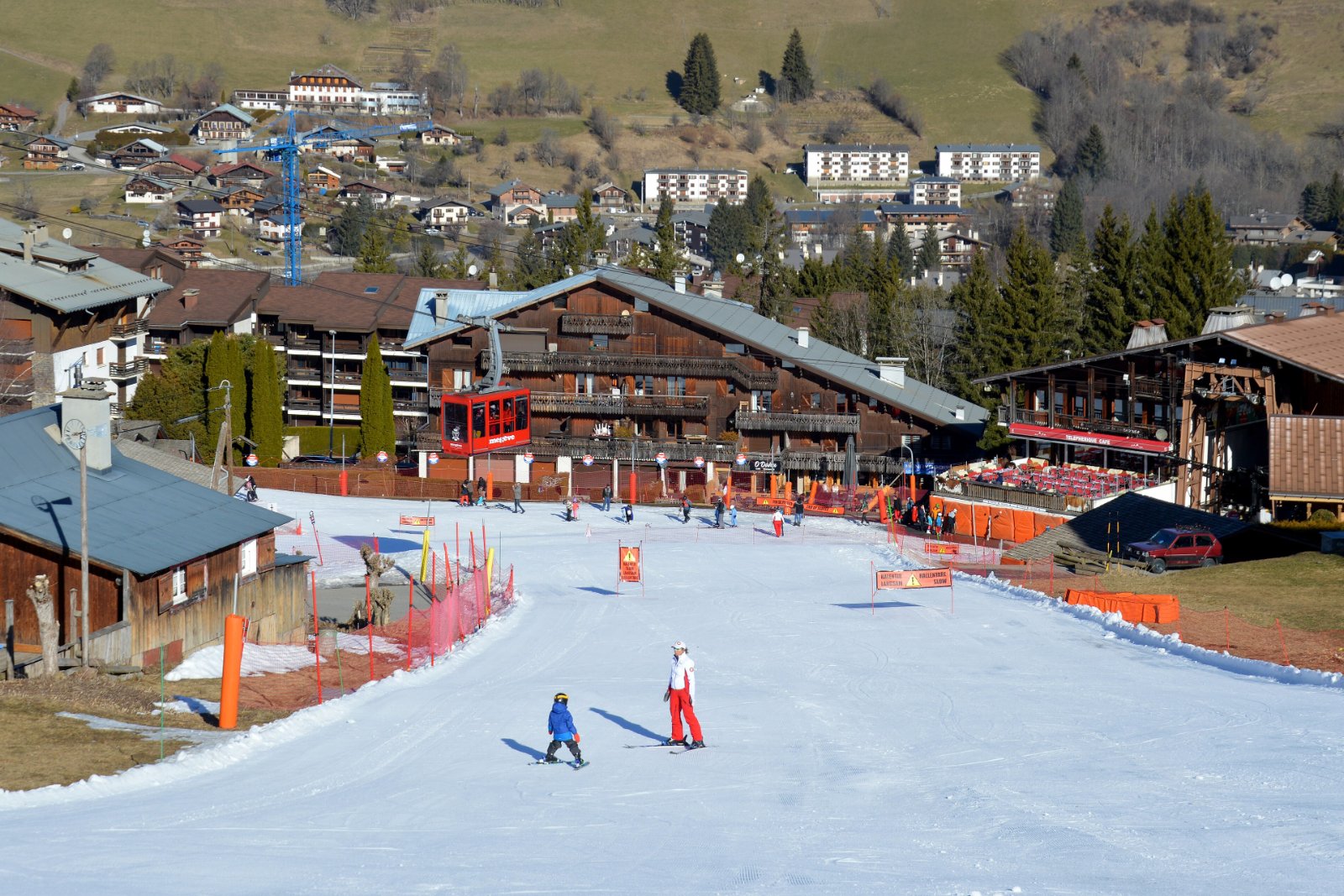 Le front de neige de Rochebrune &agrave; Meg&egrave;ve, avec de jeunes skieurs