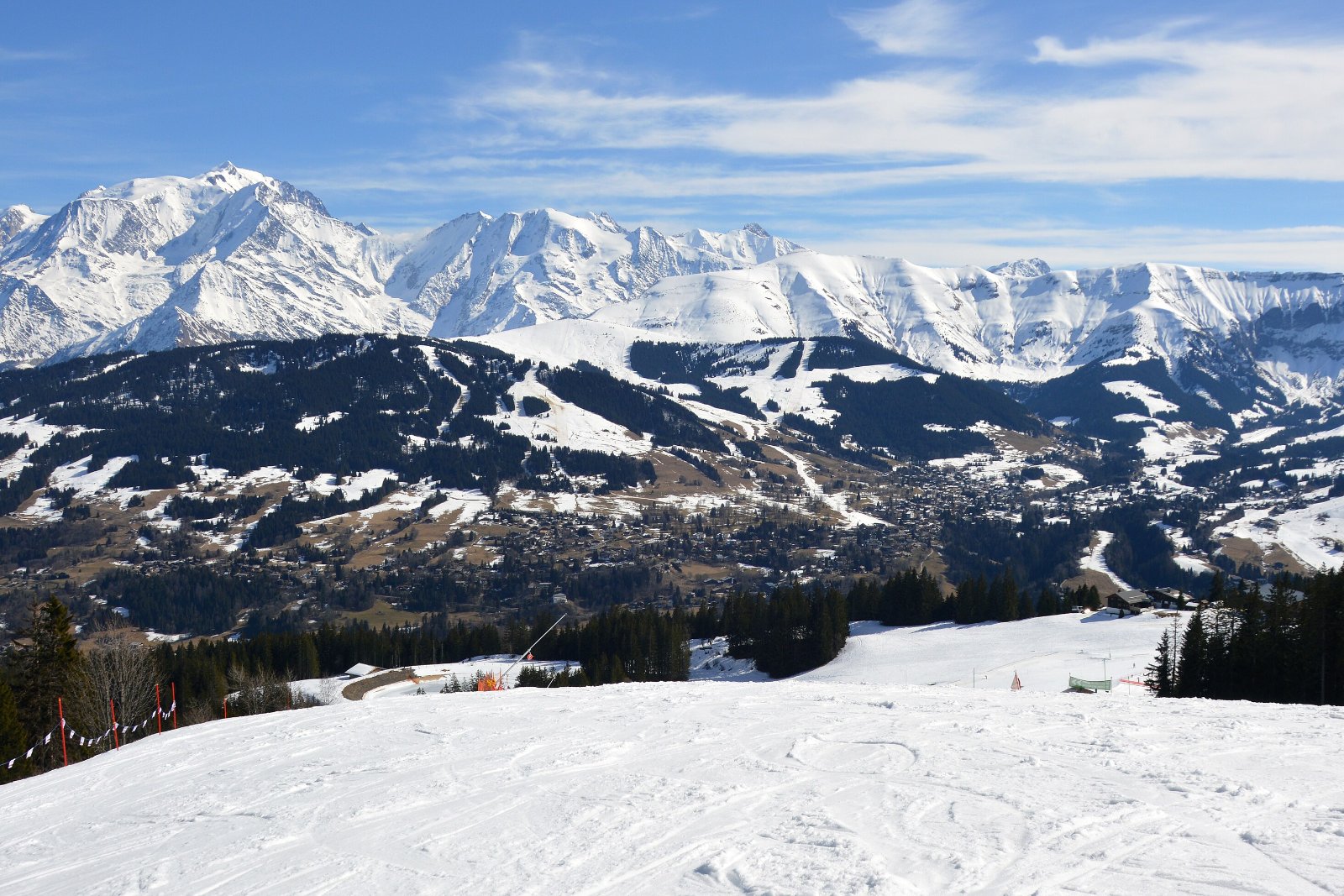 Les pistes de Meg&egrave;ve face au mont Joly et au massif du Mont-Blanc