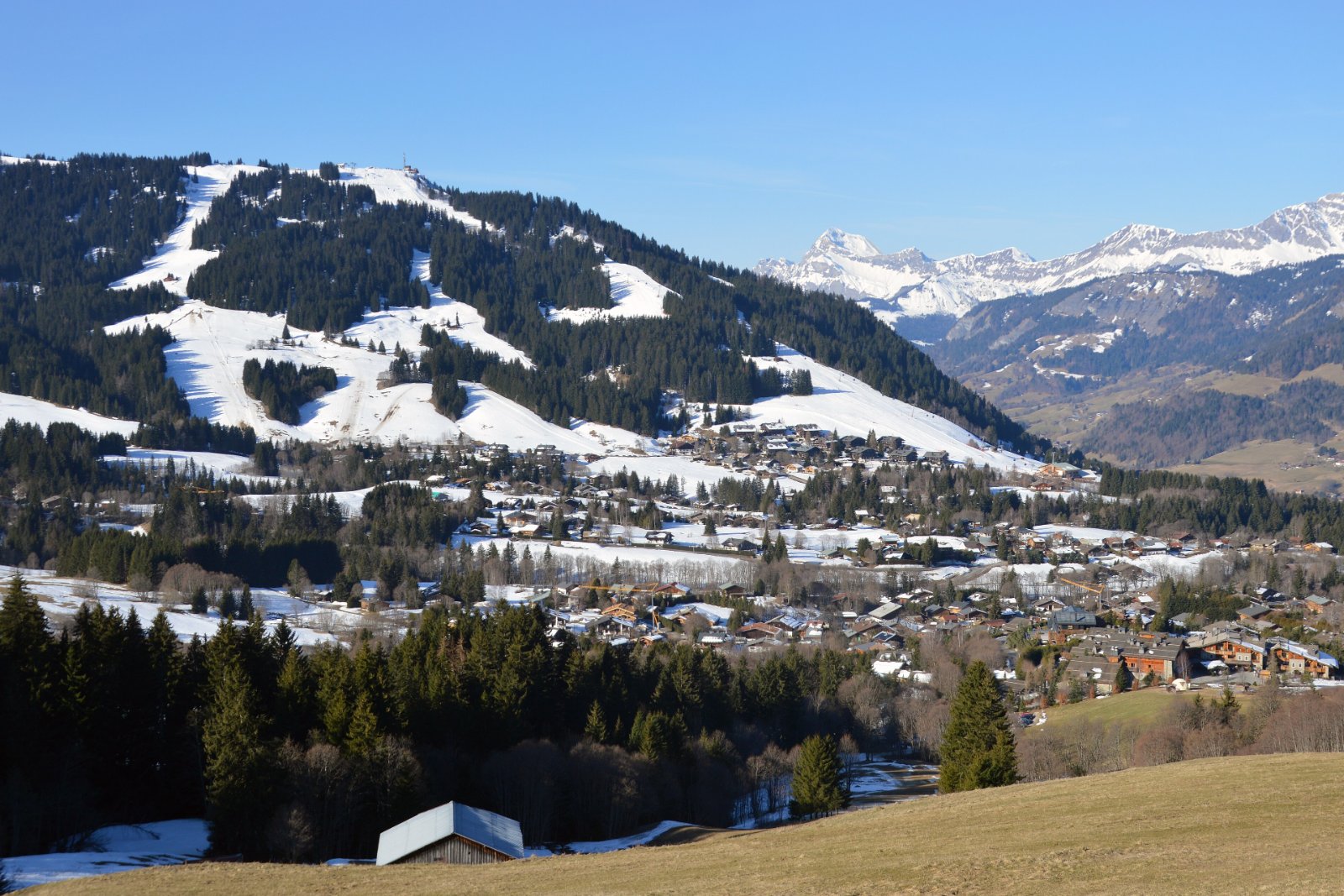 Le village de Meg&egrave;ve au pied des pistes de Rochebrune enneig&eacute;es