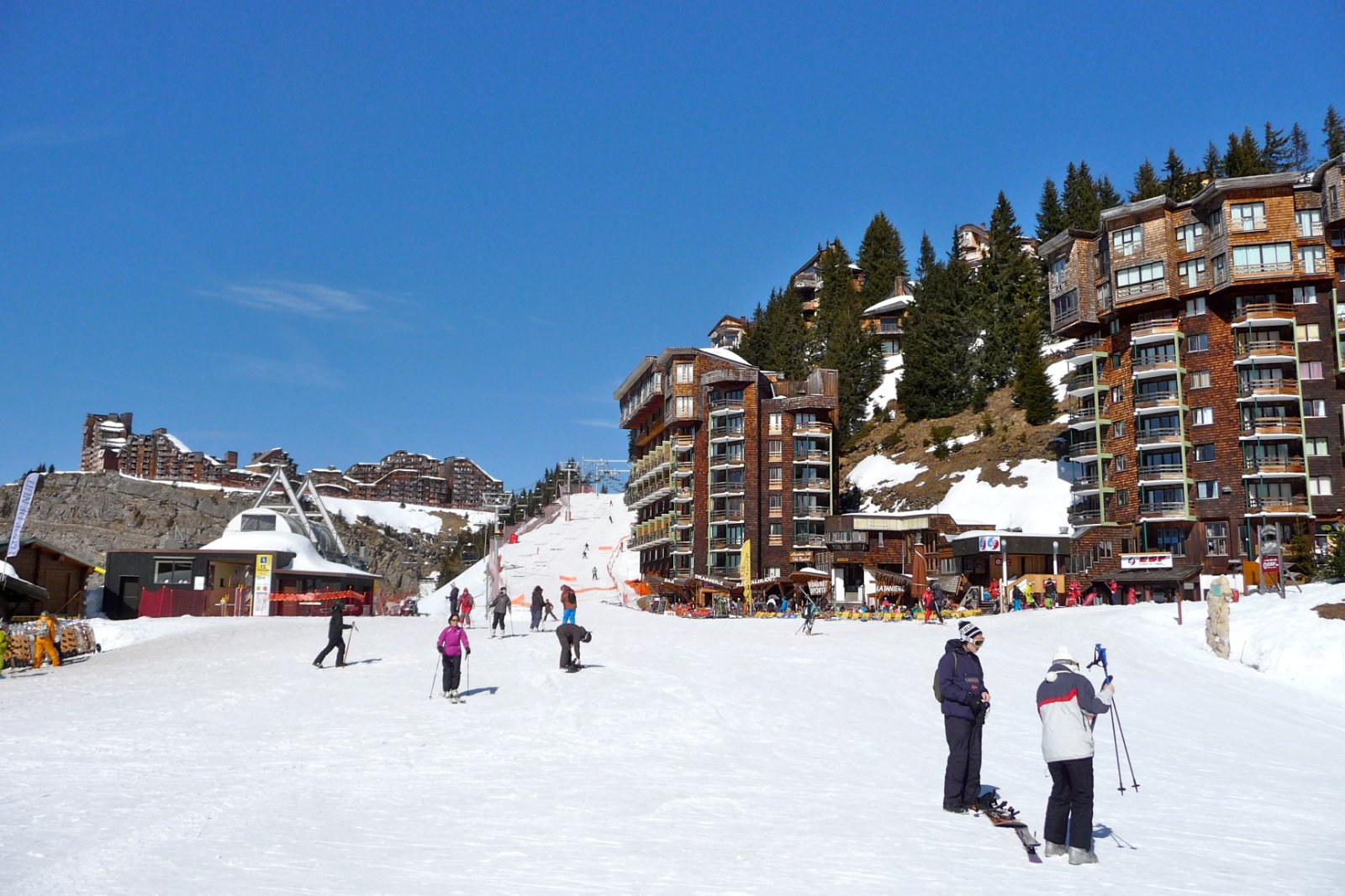 Skieurs sur le front de neige d'Avoriaz, au-dessus de Morzine