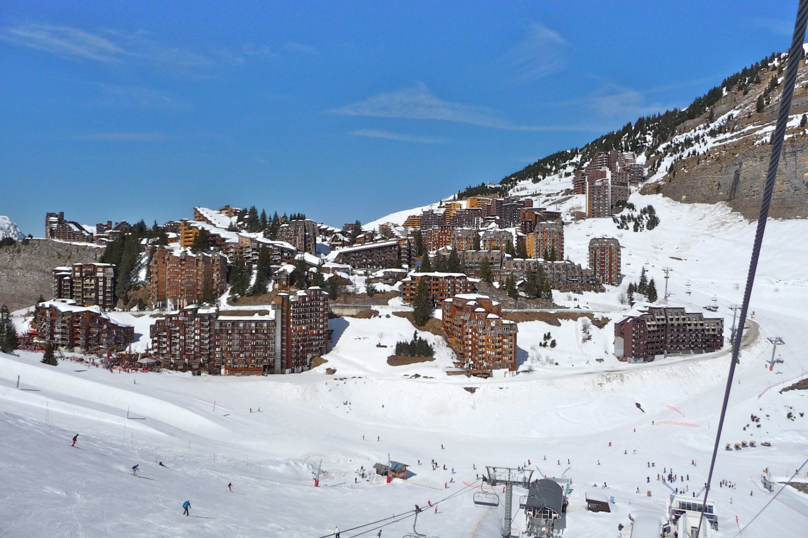 Les pistes et les t&eacute;l&eacute;si&egrave;ges d'Avoriaz, sur le domaine de Morzine