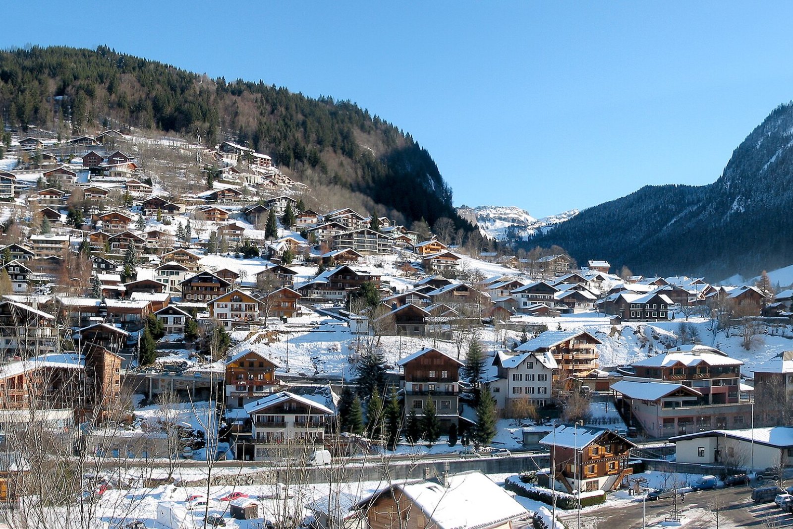 Le village de Morzine sous la neige, dans sa vall&eacute;e