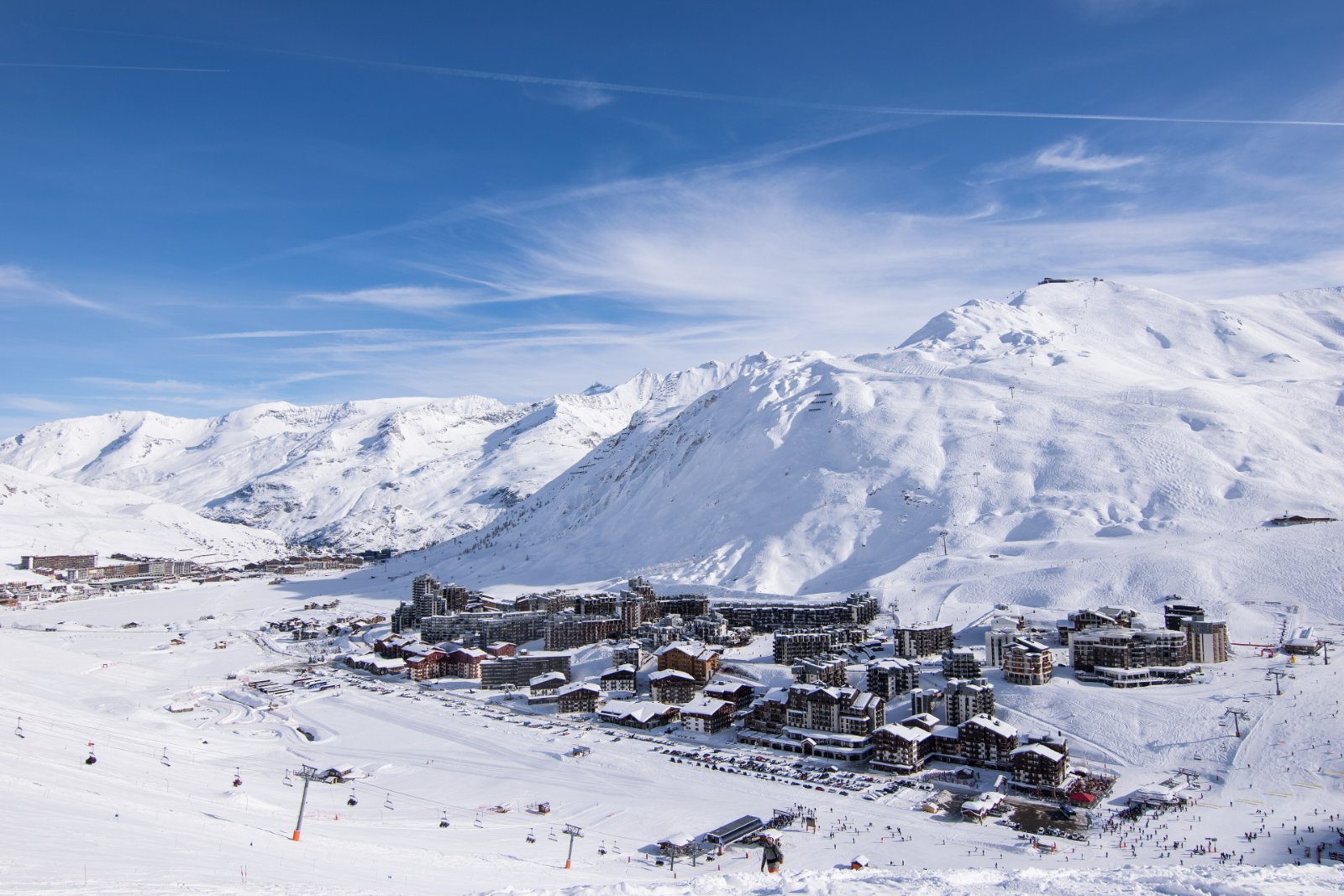 Tignes le Lac sous la neige, au pied des pistes et des sommets