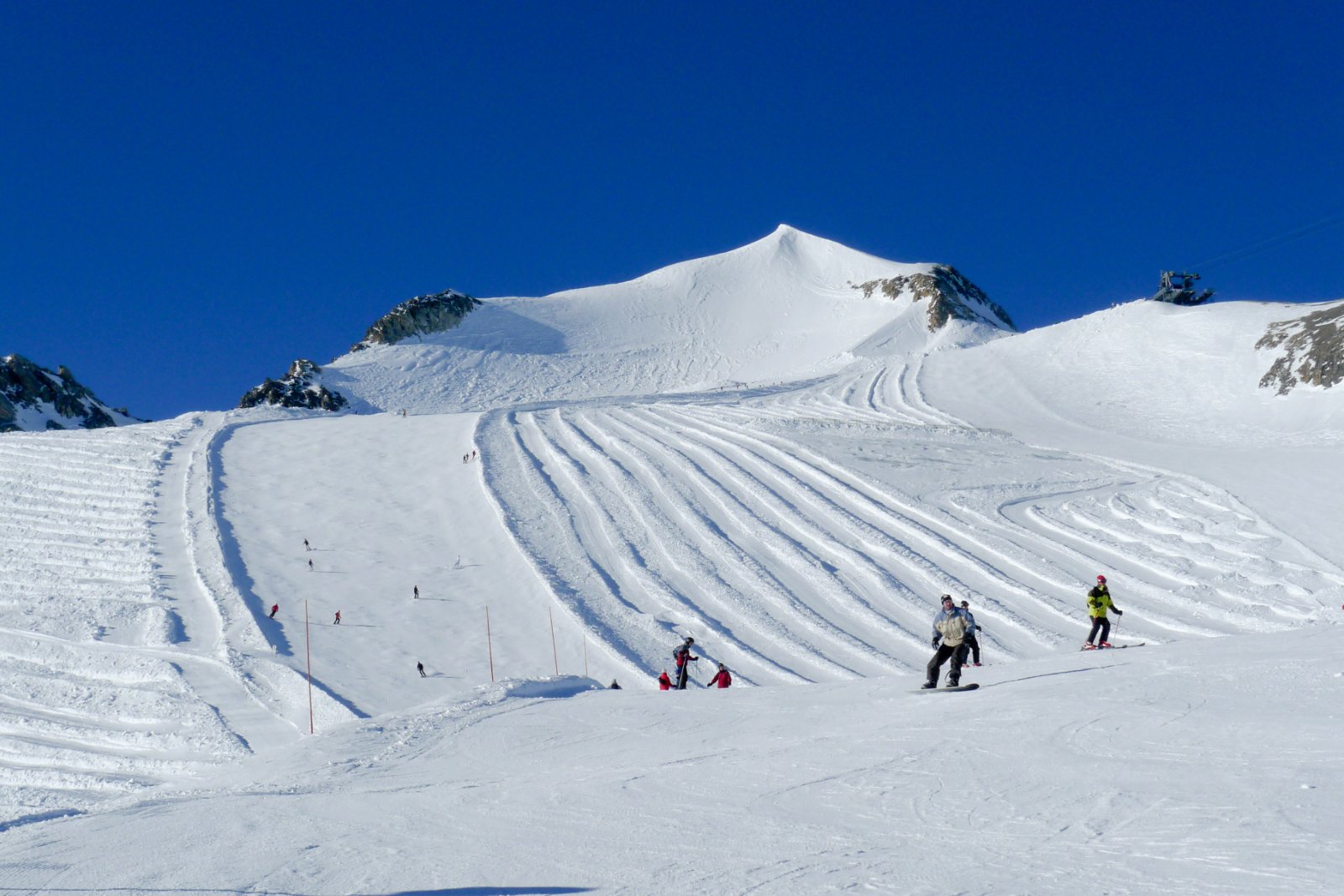Pistes dam&eacute;es sur le glacier de la Grande Motte, au-dessus de Tignes