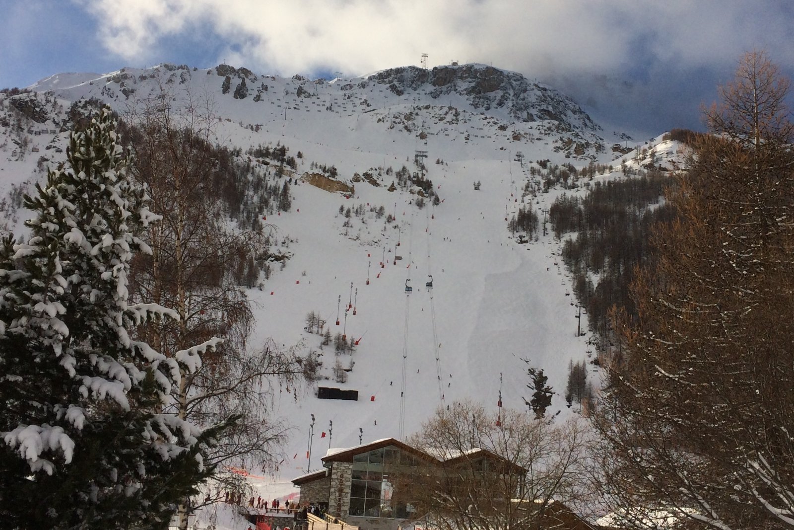 Photo : Jmex, CC BY-SA 3.0, Wikimedia Commons La Face de Bellevarde et l'arrivée des pistes au cœur de Val d'Isère