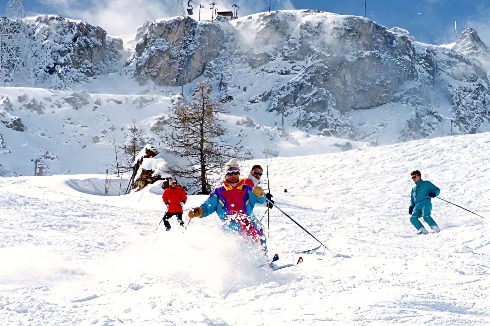 Photo : Charles J. Sharp, CC BY-SA 4.0, Wikimedia Commons Skieurs dans la poudreuse sur le domaine de Bellevarde, à Val d'Isère