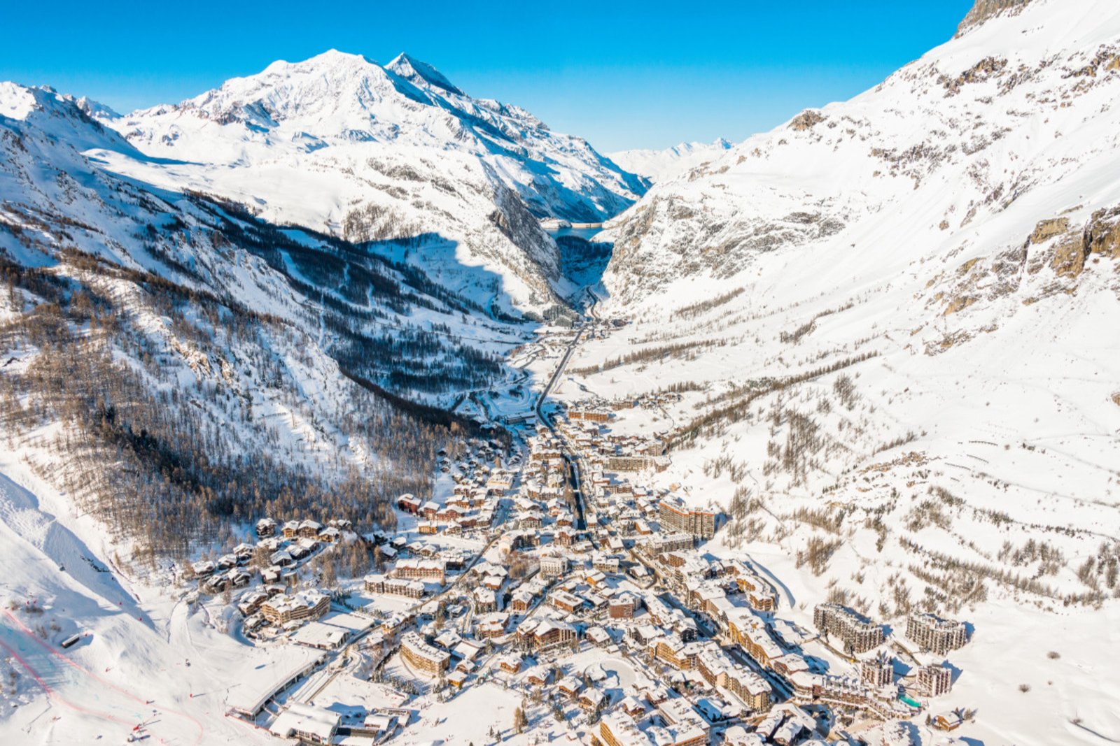 Photo : Mmaconta, CC BY-SA 4.0, Wikimedia Commons Le village de Val d'Isère enneigé au fond de sa vallée, vu du ciel