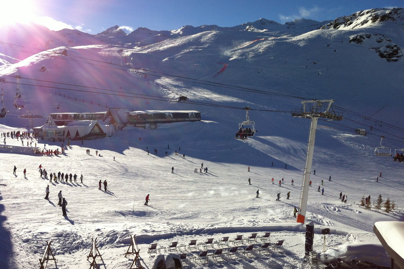 Photo : Denis Luyten, Public domain, Wikimedia Commons Le front de neige de Val Thorens, ses télésièges et les skieurs au départ des pistes