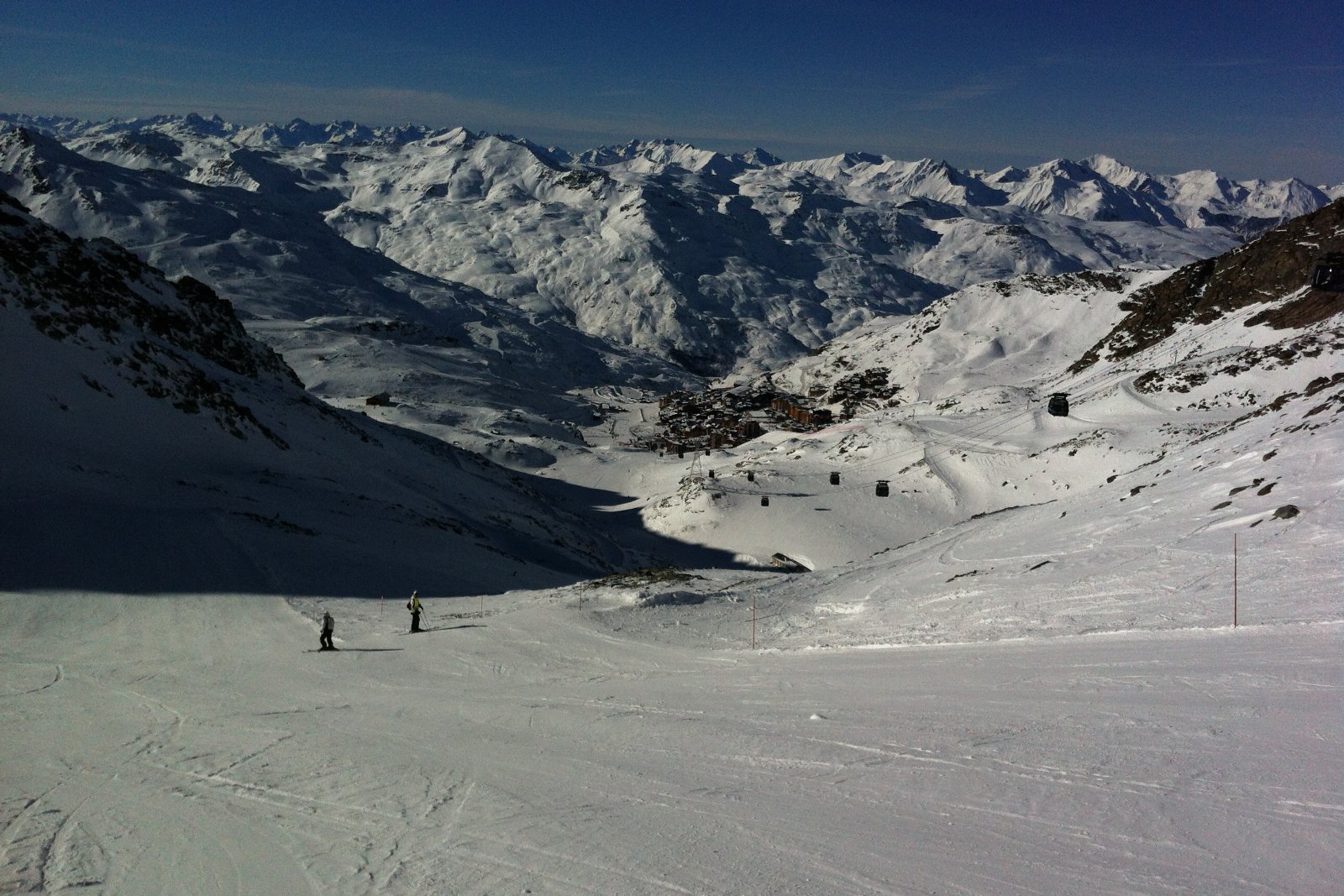 Photo : Denis Luyten, Public domain, Wikimedia Commons Skieurs sur une large piste au-dessus de Val Thorens, face aux sommets de Vanoise