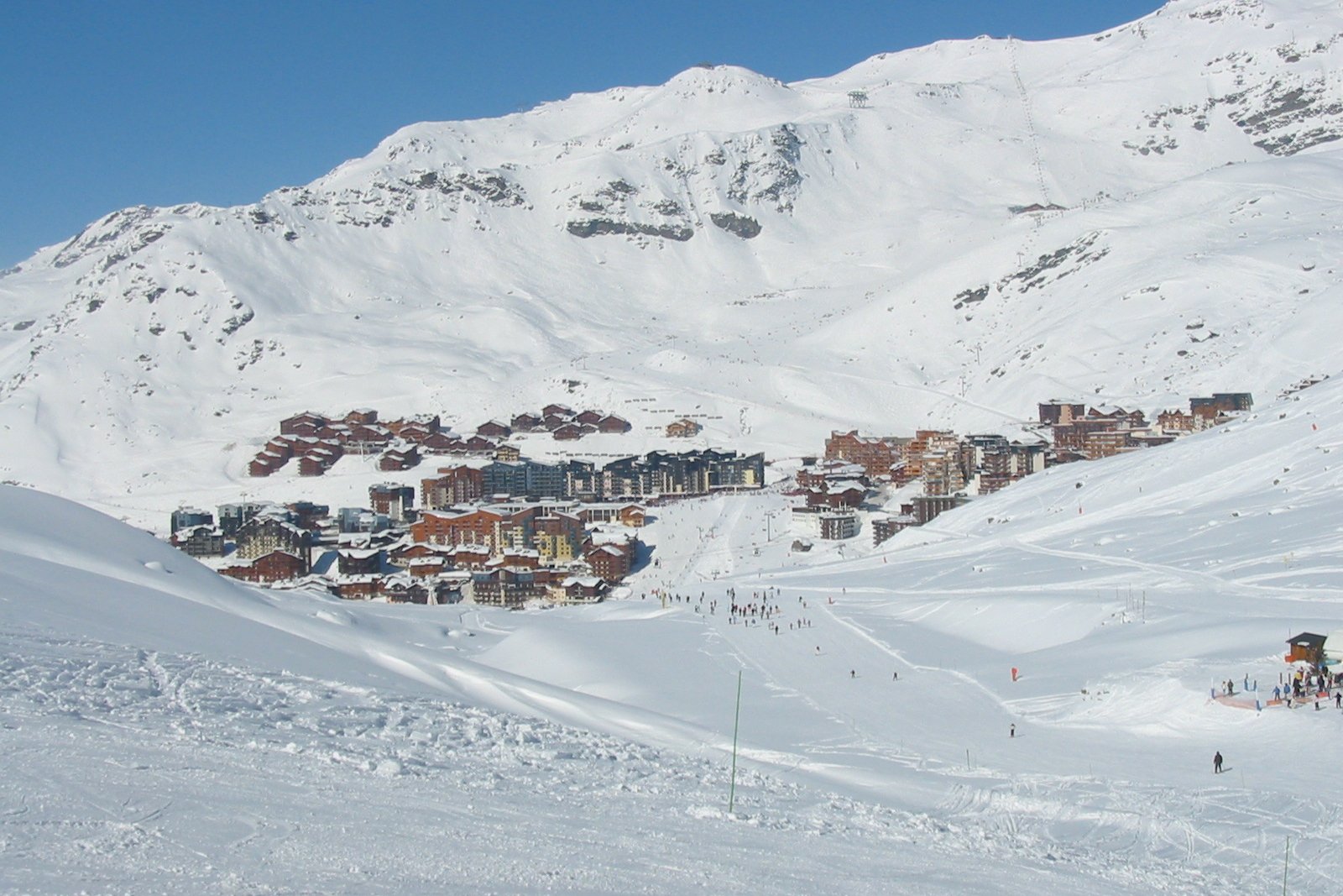 Photo : Brice, CC BY-SA 3.0, Wikimedia Commons La station de Val Thorens au pied des pistes, au fond de la vallée des Belleville