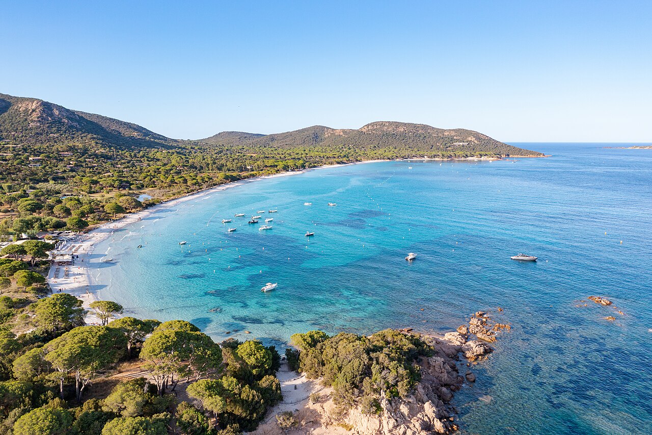 Plage de Palombaggia vue du ciel Vue aérienne de la plage de Palombaggia et de son eau turquoise près de Porto-Vecchio