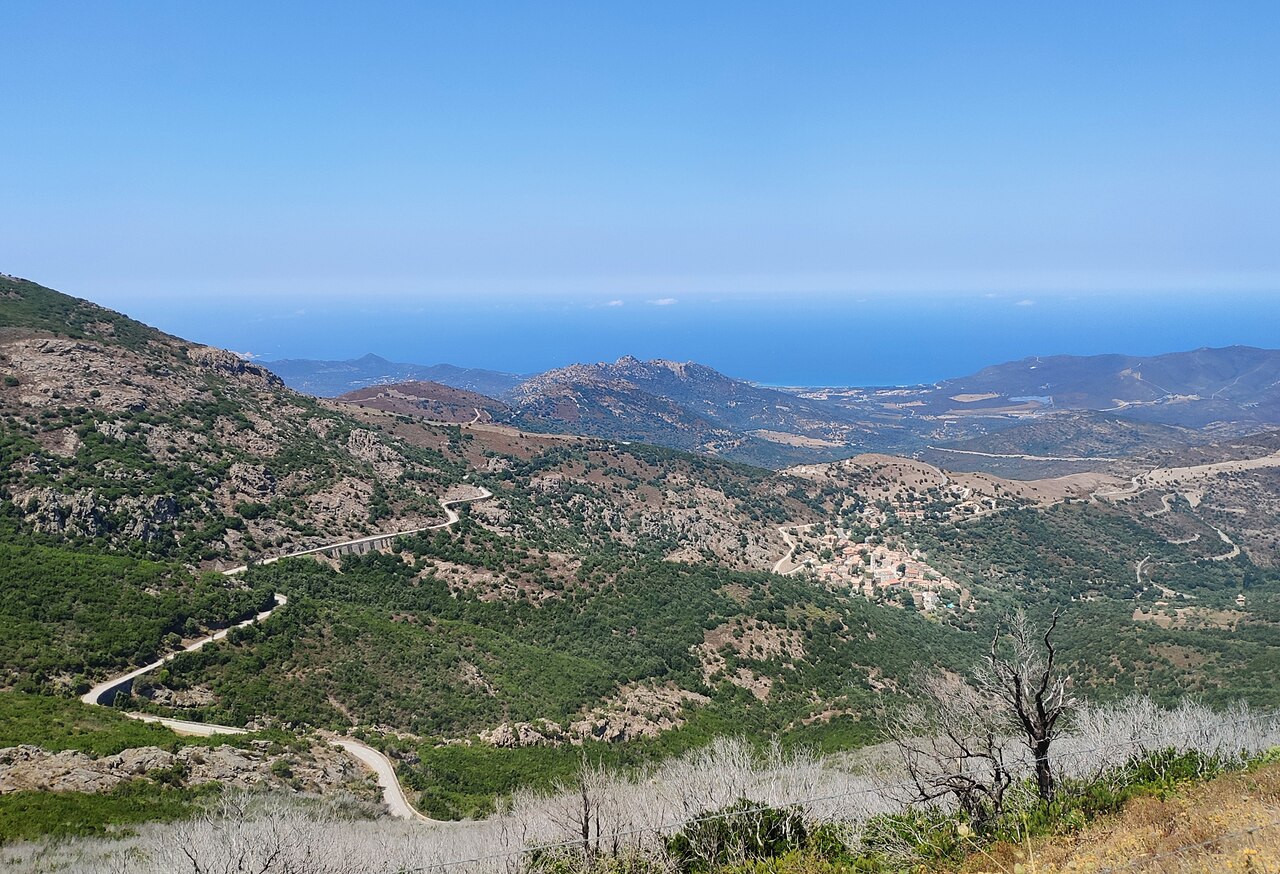 Route de Balagne descendant vers la mer Route sinueuse de Balagne descendant vers la mer en Corse