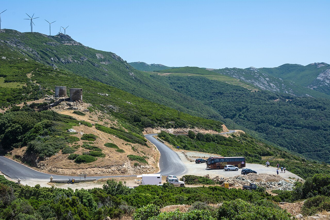 Route du Cap Corse au col de la Serra Voitures garées au col de la Serra, sur la route du Cap Corse en Corse
