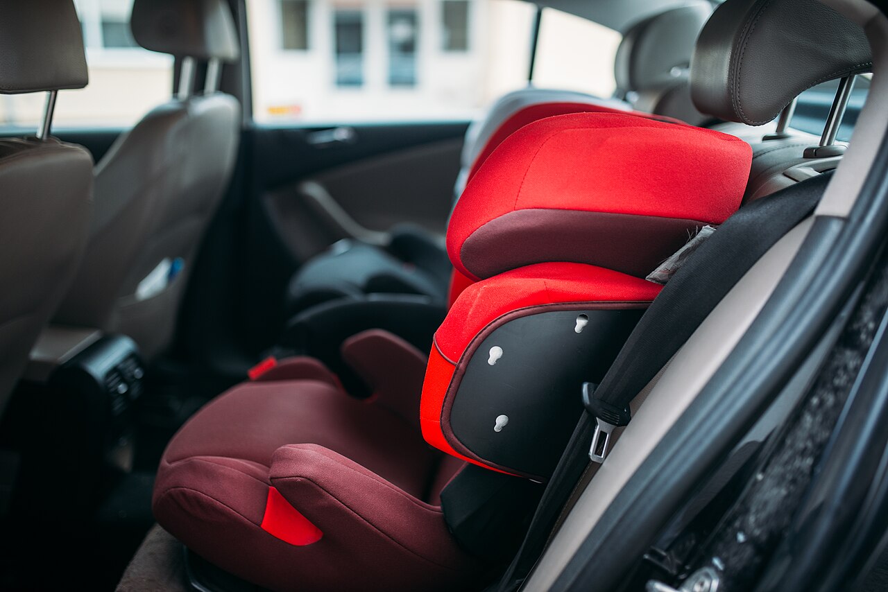 Sièges auto installés à l'arrière d'une voiture Deux sièges auto rehausseurs installés sur la banquette arrière d'une voiture