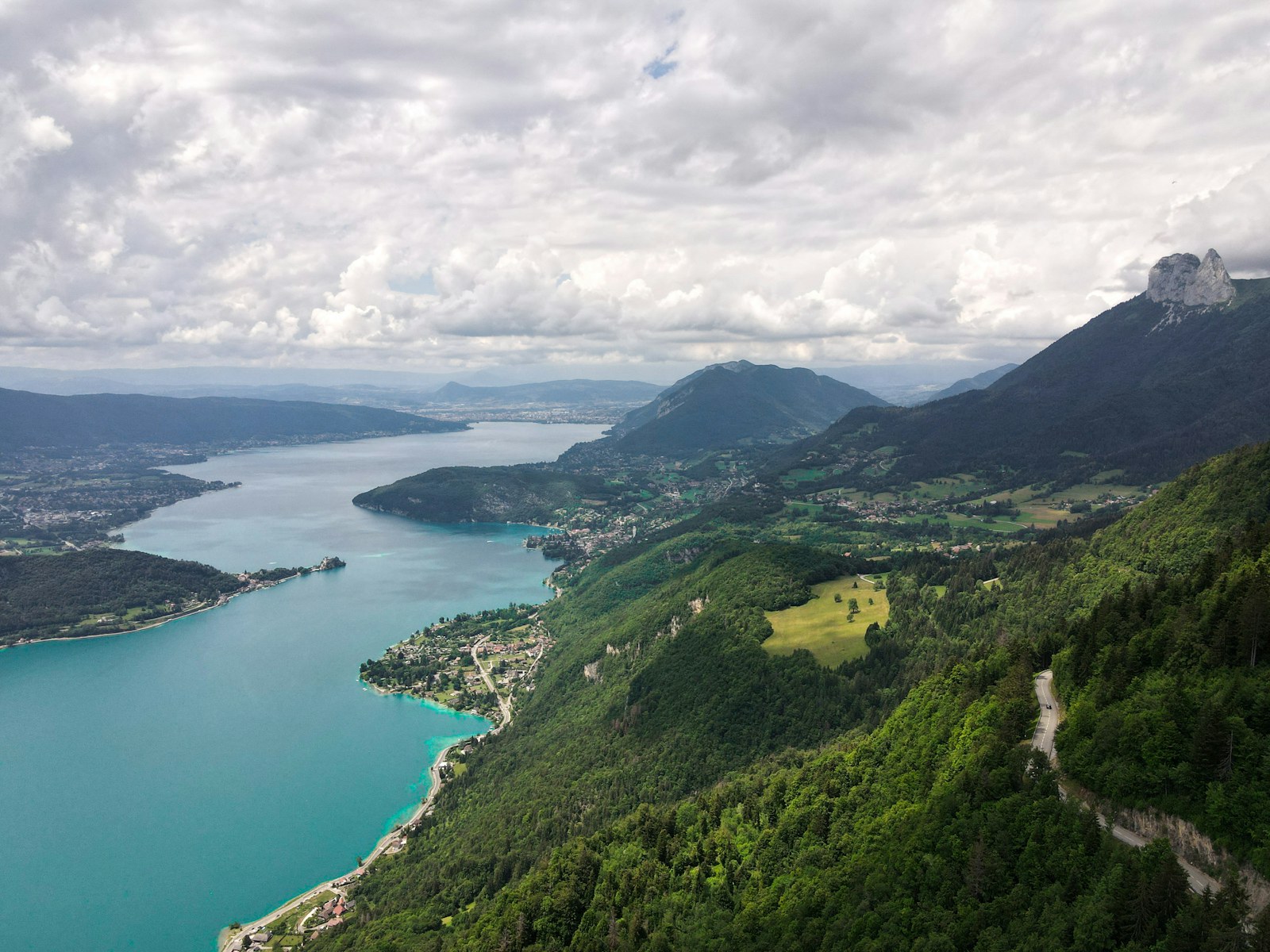 Le lac d'Annecy vu des hauteurs, ses rives et les montagnes qui l'entourent