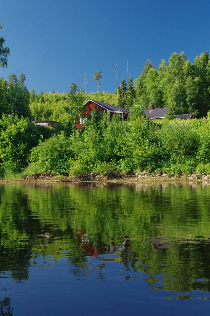 Stuga suédoise traditionnelle au bord de l’eau