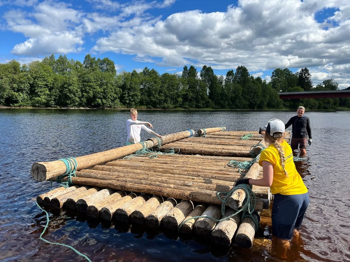 Construction d’un radeau en rondins sur la rivière Kläralven