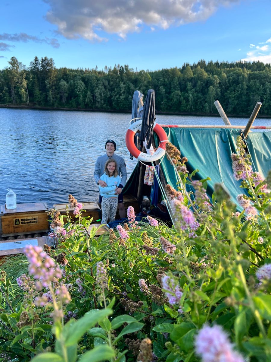 Les enfants à bord du radeau sur la Kläralven