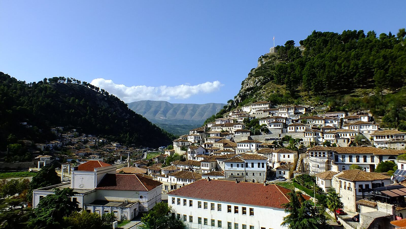 La vieille ville de Berat, en Albanie, et ses maisons ottomanes à fenêtres alignées sur le flanc de la colline