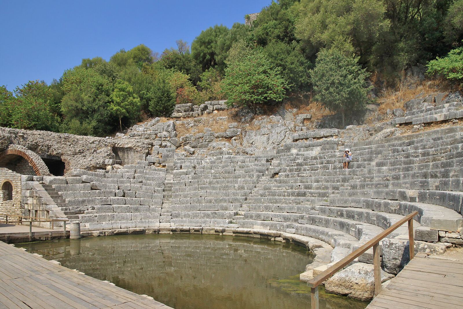 Le théâtre antique du site archéologique de Butrint, en Albanie, avec ses gradins de pierre et son orchestre inondé