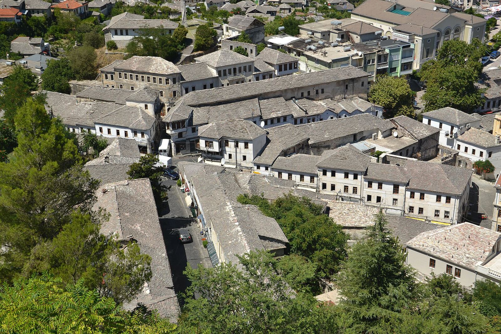 Les toits de lauzes de la vieille ville de Gjirokastër, en Albanie, vus depuis la hauteur