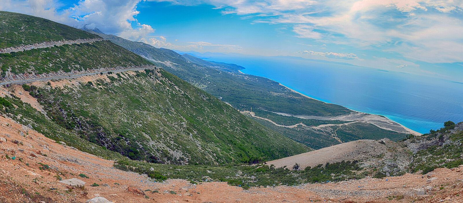 La riviera albanaise vue depuis le col de Llogara, avec la route en lacets qui descend vers la mer Ionienne