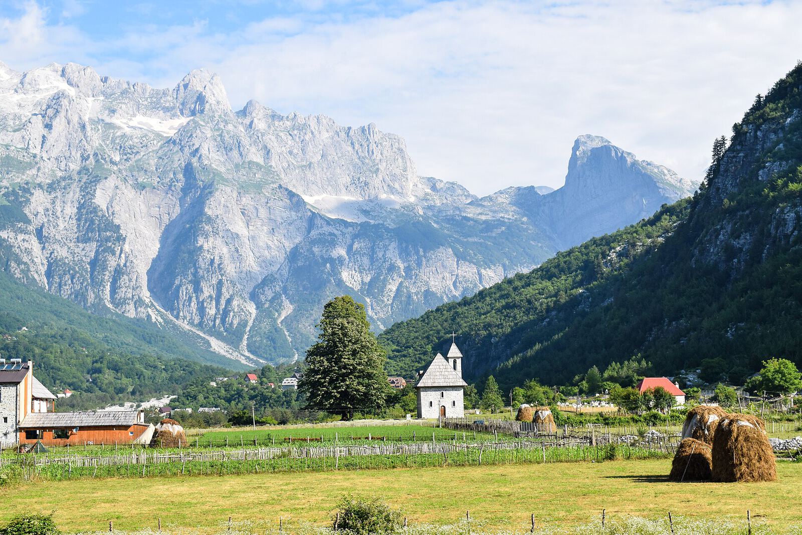 Le village de Theth et son église blanche au pied des Alpes albanaises, en été